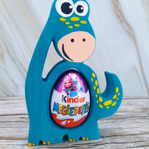Kézzel festett dínó kindertojás tartó hársfából, Ünnepi díszek, dekorációk, Húsvéti díszek és dekorációk, Húsvéti tojástartó, Famegmunkálás, Festett tárgyak, MESKA
