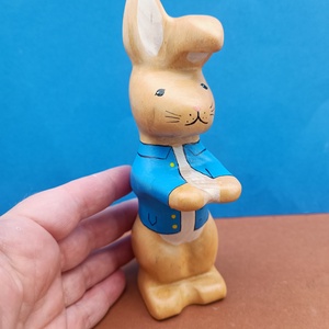 Nagy Nyúl Péter nyuszifiú fából faragott játék figura - ünnepi díszek, dekorációk - húsvéti díszek és dekorációk - húsvéti asztaldíszek - Meska.hu