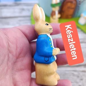 Nyúl Péter nyuszifiú fából faragott játék figura, Ünnepi díszek, dekorációk, Húsvéti díszek és dekorációk, Húsvéti asztaldíszek, Famegmunkálás, Festett tárgyak, MESKA