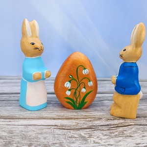 Nyúl Péter nyuszifiú fából faragott játék figura - ünnepi díszek, dekorációk - húsvéti díszek és dekorációk - húsvéti asztaldíszek - Meska.hu