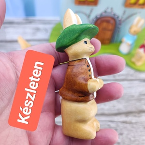 Nyúl Benjámin nyuszifiú fából faragott játék figura, Ünnepi díszek, dekorációk, Húsvéti díszek és dekorációk, Húsvéti asztaldíszek, Famegmunkálás, Festett tárgyak, MESKA