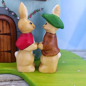 Nyúl Benjámin nyuszifiú fából faragott játék figura - ünnepi díszek, dekorációk - húsvéti díszek és dekorációk - húsvéti asztaldíszek - Meska.hu