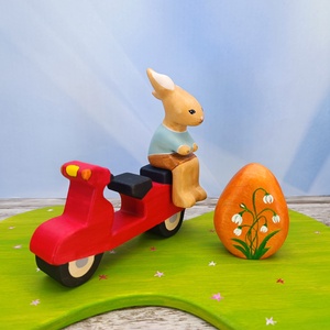 Motoros nyuszi tojással fából faragott játék figura - ünnepi díszek, dekorációk - húsvéti díszek és dekorációk - húsvéti asztaldíszek - Meska.hu