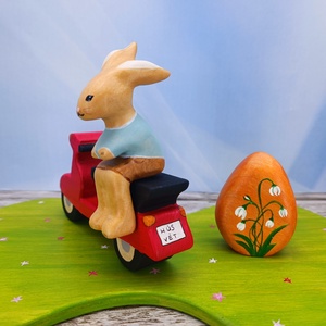 Motoros nyuszi tojással fából faragott játék figura - ünnepi díszek, dekorációk - húsvéti díszek és dekorációk - húsvéti asztaldíszek - Meska.hu
