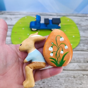 Motoros nyuszi tojással, fából faragott játék figura - ünnepi díszek, dekorációk - húsvéti díszek és dekorációk - húsvéti asztaldíszek - Meska.hu