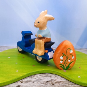 Motoros nyuszi tojással, fából faragott játék figura - ünnepi díszek, dekorációk - húsvéti díszek és dekorációk - húsvéti asztaldíszek - Meska.hu
