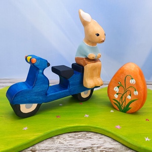 Motoros nyuszi tojással, fából faragott játék figura - ünnepi díszek, dekorációk - húsvéti díszek és dekorációk - húsvéti asztaldíszek - Meska.hu