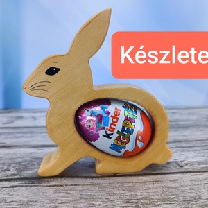 Kézzel festett nyuszis kindertojás tartó hársfából, Ünnepi díszek, dekorációk, Húsvéti díszek és dekorációk, Húsvéti tojástartó, Famegmunkálás, Festett tárgyak, MESKA