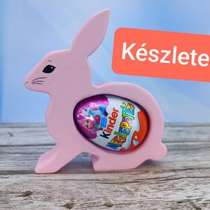 Kézzel festett nyuszis kindertojás tartó hársfából, Ünnepi díszek, dekorációk, Húsvéti díszek és dekorációk, Húsvéti tojástartó, Famegmunkálás, Festett tárgyak, MESKA
