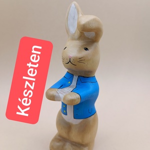 Nagy Nyúl Péter nyuszifiú fából faragott játék figura, Ünnepi díszek, dekorációk, Húsvéti díszek és dekorációk, Húsvéti asztaldíszek, Famegmunkálás, Festett tárgyak, MESKA