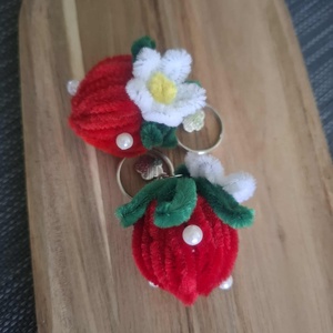 Epres kulcstartó és táskadísz - kézzel sodort, aranyos kézműves ajándék - táska & tok - kulcstartó & táskadísz - táskadísz - Meska.hu Epres kulcstartó és táskadísz - kézzel sodort, aranyos kézműves ajándék - táska & tok - kulcstartó & táskadísz - táskadísz - Meska.hu