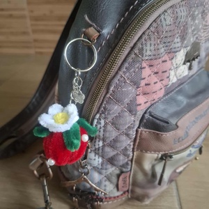 Epres kulcstartó és táskadísz - kézzel sodort, aranyos kézműves ajándék - táska & tok - kulcstartó & táskadísz - táskadísz - Meska.hu Epres kulcstartó és táskadísz - kézzel sodort, aranyos kézműves ajándék - táska & tok - kulcstartó & táskadísz - táskadísz - Meska.hu