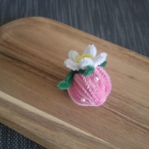 Epres kulcstartó és táskadísz - kézzel sodort, aranyos kézműves ajándék - táska & tok - kulcstartó & táskadísz - táskadísz - Meska.hu Epres kulcstartó és táskadísz - kézzel sodort, aranyos kézműves ajándék - táska & tok - kulcstartó & táskadísz - táskadísz - Meska.hu