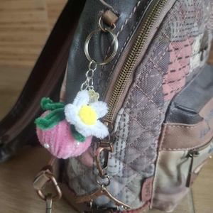 Epres kulcstartó és táskadísz - kézzel sodort, aranyos kézműves ajándék - táska & tok - kulcstartó & táskadísz - táskadísz - Meska.hu Epres kulcstartó és táskadísz - kézzel sodort, aranyos kézműves ajándék - táska & tok - kulcstartó & táskadísz - táskadísz - Meska.hu