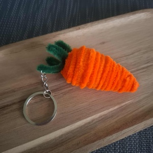 Répa kulcstartó és táskadísz - kézzel sodort, aranyos kézműves ajándék, Táska & Tok, Kulcstartó & Táskadísz, Táskadísz, Csomózás, Mindenmás, MESKA
