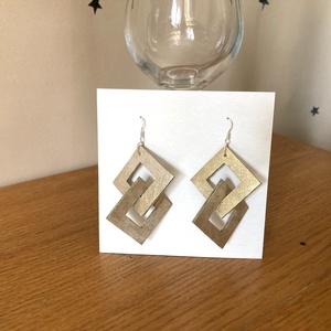 Fülbevaló bőrből,  Tetra, gold - ékszer - fülbevaló - lógó fülbevaló - Meska.hu
