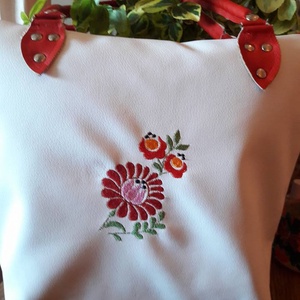 Hímzett textilbőr táska -  - Meska.hu