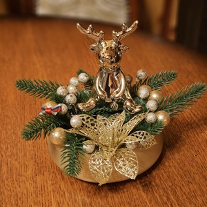Asztaldísz arany szarvassal, Karácsony, Karácsonyi lakásdekoráció, Ünnepi asztaldekoráció, Virágkötés, MESKA