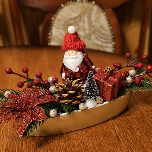 Asztaldísz Mikulásos, Karácsony, Karácsonyi lakásdekoráció, Ünnepi asztaldekoráció, Virágkötés, MESKA