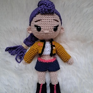 K-pop démonvadászok, Rumi baba, öltöztethető, Játék & Sport, Baba & babaház, Öltöztethető baba, Horgolás, Hímzés, Rendelésre készül, elkészítési idő nagyjából 1 hét.

Kpop démonvadászok című animációs filmből Rumi..., MESKA