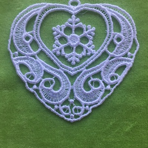 Hímzett karácsonyidíszek / fehér szív - karácsony - karácsonyi lakásdekoráció - karácsonyfadíszek - Meska.hu