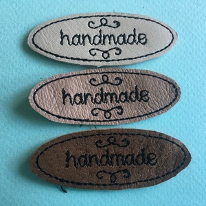 Bőrcímke handmade felirattal, Kellékek & szerszámok, Vegyes alapanyag, Egyéb alapanyag, Hímzés, Varrás, MESKA