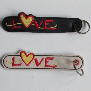 LOVE felirattal hímzett bőr kulcstartó  - Meska.hu