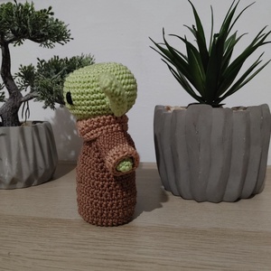 Baby Yoda - Grogu horgolt amigurumi figura - játék & sport - plüssállat & játékfigura - plüss mesefigurák - Meska.hu