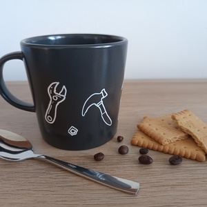 Kézzel festett szerszámos bögre (Sötétszürke) - Meska.hu