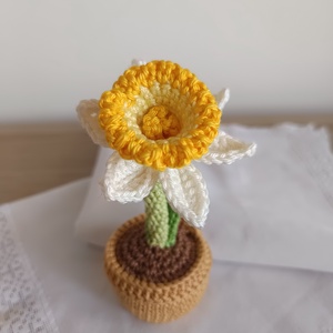 Anyák napi horgolt virág - nárcisz cserépben - otthon & életmód - virágdekoráció - virágdíszek - asztali virágdísz - Meska.hu
