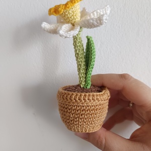 Anyák napi horgolt virág - nárcisz cserépben - otthon & életmód - virágdekoráció - virágdíszek - asztali virágdísz - Meska.hu