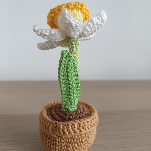 Anyák napi horgolt virág - nárcisz cserépben - otthon & életmód - virágdekoráció - virágdíszek - asztali virágdísz - Meska.hu