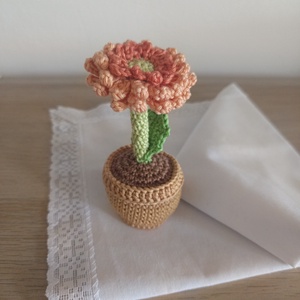 Anyák napjára, pedagógus napra horgolt virág - gerbera cserépben, Otthon & Életmód, Virágdekoráció, Virágdíszek, Asztali virágdísz, Horgolás, Varrás, Varázsolj örök jókedvet az otthonodba ezzel a kézzel horgolt, élethű és színpompás gerberával! Kivá..., MESKA