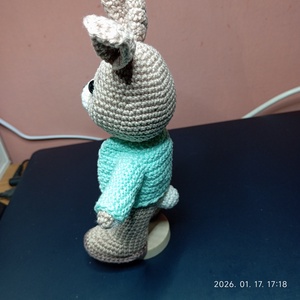 Nyuszi kabátban (A háttér AI segítségével készült) - játék & sport - plüssállat & játékfigura - nyuszi - Meska.hu