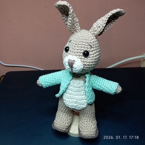 Nyuszi kabátban (A háttér AI segítségével készült) - játék & sport - plüssállat & játékfigura - nyuszi - Meska.hu