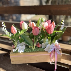 Tulipános tavaszi asztaldísz, Otthon & Életmód, Dekoráció, Asztal és polc dekoráció, Asztaldísz, Virágkötés, MESKA