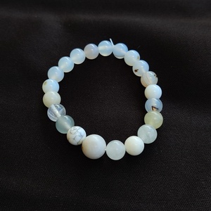 Fehér-bézs szalagos achát féldrágakő karkötő, Ékszer, Karkötő, Ásványkarkötő, Gyöngyfűzés, gyöngyhímzés, MESKA