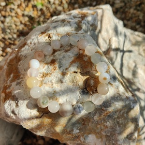 Fehér-bézs szalagos achát féldrágakő karkötő - ékszer - karkötő - ásványkarkötő - Meska.hu