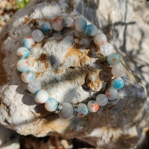 Hegyikristály és kék-barna szalagos achát féldrágakő karkötő - ékszer - karkötő - gyöngyös karkötő - Meska.hu