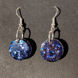 Kerek sötétkék műgyanta fülbevaló - 2 méretben! - ékszer - fülbevaló - lógó fülbevaló - Meska.hu