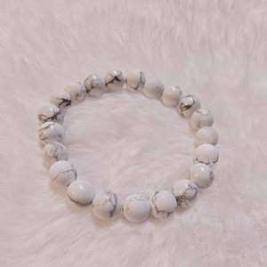 Fényes és matt howlit féldrágakő karkötő - Meska.hu