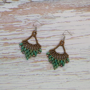 Kis kedves fülbevaló, gyöngy, gyöngyékszer, gyöngy fülbevaló - ékszer - fülbevaló - lógó fülbevaló - Meska.hu