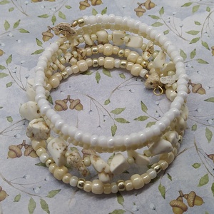 Beige karkötő, ajándék, névnap, születésnap, Nőnap, Anyák napja, Karácsony, Télapó, gyöngy, ballagás - ékszer - karkötő - memóriadrótos karkötő - Meska.hu
