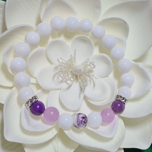 Fehér - és lila jade, festett porcelán ásvány karkötő , Ékszer, Karkötő, Gyöngyös karkötő, Ékszerkészítés, MESKA