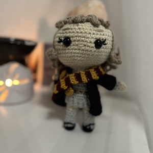 Hermione ihlette horgolt kis boszorkány figura - Meska.hu
