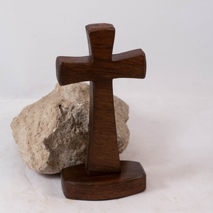 Fakereszt talpas, asztali kereszt, Otthon & Életmód, Vallás, Kereszt, Famegmunkálás, Diófából készült, talpas kereszt. Készen van, azonnal tudjuk küldeni.
Mérete: 17x8x5cm, MESKA