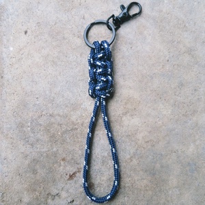 Kulcstartó kalandoroknak - paracord akasztóval - táska & tok - kulcstartó & táskadísz - kulcstartó - Meska.hu