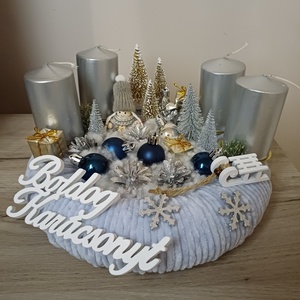 Ezüst-kék adventi koszorú, Karácsony, Adventi díszek, Adventi koszorú, , Fonallal bevont polisztirol alapra készült adventi koszorú. 4 db ezüst színű gyertyával. Arany és e..., MESKA