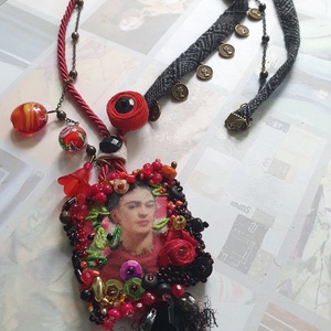 Vörös és fekete hangulat Frida Kahlora, Ékszer, Nyaklánc, Hosszú nyaklánc, Ékszerkészítés, Gyöngyfűzés, gyöngyhímzés, MESKA