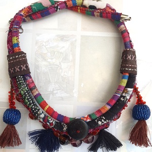 Etnicstyle, Ékszer, Nyaklánc, Medál nélküli nyaklánc, Ékszerkészítés, Varrás, A törzsi ekszerek hangulatát idézi szineivel, formavilágával ez a textil zsinórokból összeállított ..., MESKA